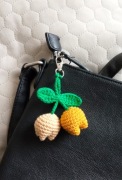 Tulipany wykonane na szydełku, brelok 