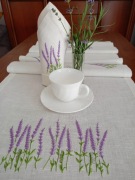 Lniany bieżnik i serwetki ręcznie haftowane