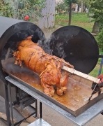 Rożen piec grill rożno do prosiaka, dzika, barana. Pieczony prosiak.