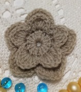 Kwiatek szaro-beżowy, włóczka 