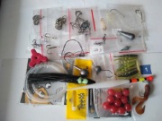 Zestaw akcesoriów wędkarskich.