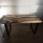 Stół z drewna orzechowego i czarnej żywicy