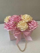 Urocza torebka z różami ze wstążki w kolorach różu i kremu 