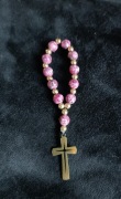 Dziesiątka różańca z naturalnego rodonitu  – ręcznie wykonana