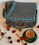 Sznurkiem wiązana torebka z odpinanym paskiem