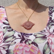 Naszyjnik Rodonit rzeźbiony kwiat naturalny kamień stal chirurgiczna