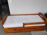 Sprzedam łóżko dziecięce z materacem.