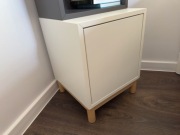 Szafka Eket, biała z nóżkami i drzwiczkami