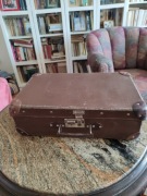 Stara walizka tekturowa