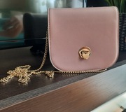 Mała wizytowa torebka na łańcuszku