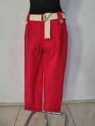 Czerwone spodnie z paskiem ozdobne guziki