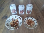 Trzy większe przyprawniki i dwa talerze ozdobne fajans malowane (68)