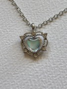 naszyjnik piekny srebrny z bialym sercem