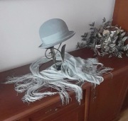 Jasnoszary aksamitny kapelusz + srebrny szal (elegancki zestaw)