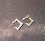 Geometryczne kolczyki – niedomknięte kwadraty ze stopu cynku