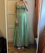 Zielona sukienka maxi w kwiaty na ramiączkach