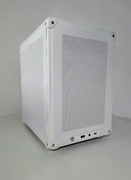 Biały mini komputer gamingowy 