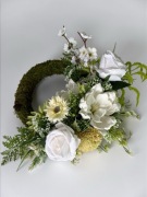 Wianek na stół ozdobny z mchu w bieli i zieleni