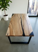 Stolik kawowy orzech włoski + żywica 