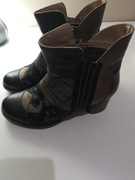 Buty że wzorami na przodzie i na slupku