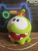Om nom maskotka cut the rope 