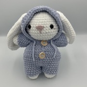 Pluszak króliczek w ubranku piżamce fioletowej/błękitnej na szydełku