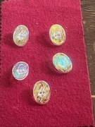 GUZIKI ozdobne,plastik ,na stopce,wymiary 22x18mm,sztuk 5 -stan idealny