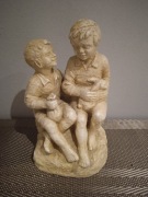 Figurka z alabastru Chłopcy siedzący na kamieniu 