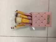 zestaw pędzli do makijażu BH Cosmetics z różowym, pikowanym etui 
