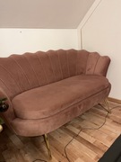 Różówa sofa muszelk