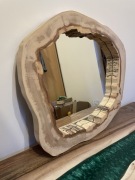 Lustro z plastra orzecha włoskiego