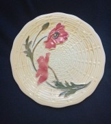 Secesyjny talerz z wzorem maków, Majolika, przełom XIX i XX w.