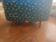 Vintage kuferek tapicerowany PRL na nóżkach – do renowacji 