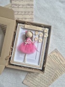 Rękodzieło, laleczka motywujaca dla dziewczynki z lizakiem. RAMKA 