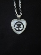 Naszyjnik, wisiorek serce z logo grupy Tokio Hotel biały 