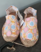 Lekkie, materiałowe buty typu espadryle