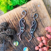 Miedziane kolczyki z oliwinami 