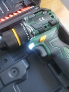 Poręczna wiertarko wkrętarka z zestawem akcesoriów.