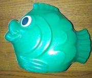 Plastikowa rybka skarbonka z PRL