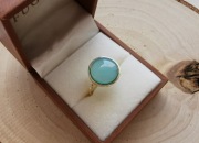 Srebrny pozłacany pierścionek Mellov z okrągłym niebieskim agatem 