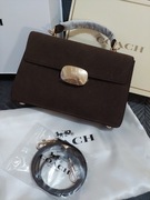 Modna torebka w kolorze gorzkiej czekolady.