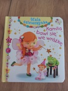 Mała dziewczynka. Kamila bawi się we wróżkę. 