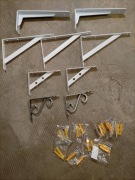 9 szt. podpór / wsporników do półek 7 białych i 2 srebrne + kołki i wkręty