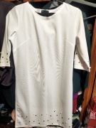 Sukienka biała z ozdobnymi perełkami 