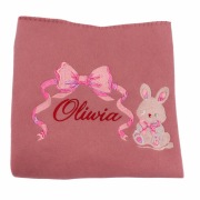 Personalizowany kocyk z haftem komputerowym – imię + króliczek 