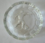 Szklana popielniczka. Motyw piłka nożna, piłkarz