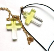 Żółty kwarc tytanowy, delikatny krzyżyk- wisiorek uniseks