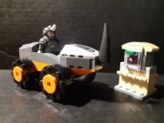 Lego Minifigurka Rhino w Rhinochodzie vs Bankomat