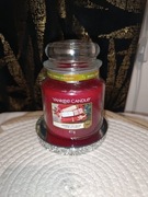 Świeca świeczka Yankee candle Unwrap the magic 411g średnia świąteczna 