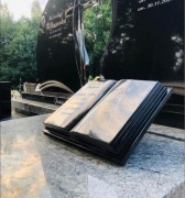 Serca, ksiegi, papirusy GRANITOWE wraz z napisem w kamieniu